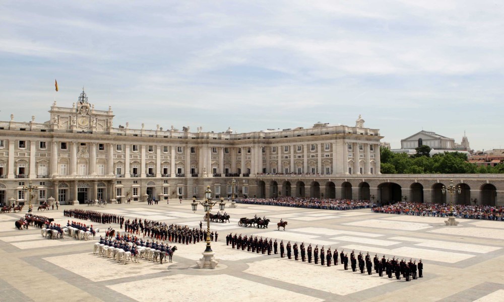 relevo solemne guardia real