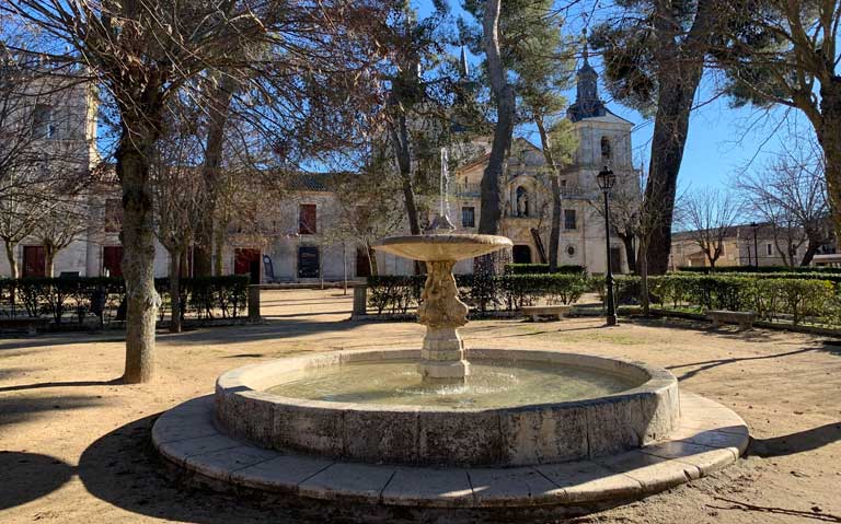 Plaza-de-la-Iglesia-y-Fuente-de-los-tritones