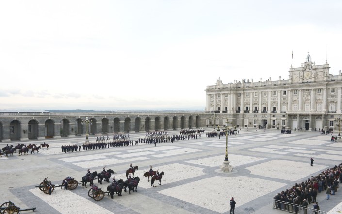 relevo solemne palacio real madrid