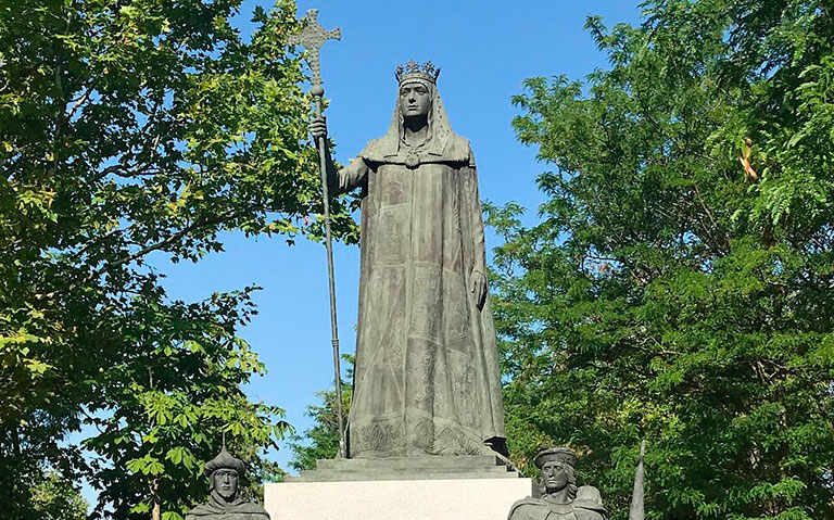 parque-histórico-de-San-Sebastián-y-la-escultura-de-Isabel-Católica